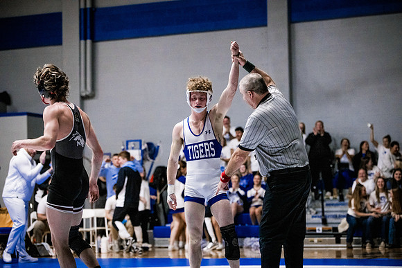 26DWUmwrestlingWhiteOut.wheeler (23 of 102)
